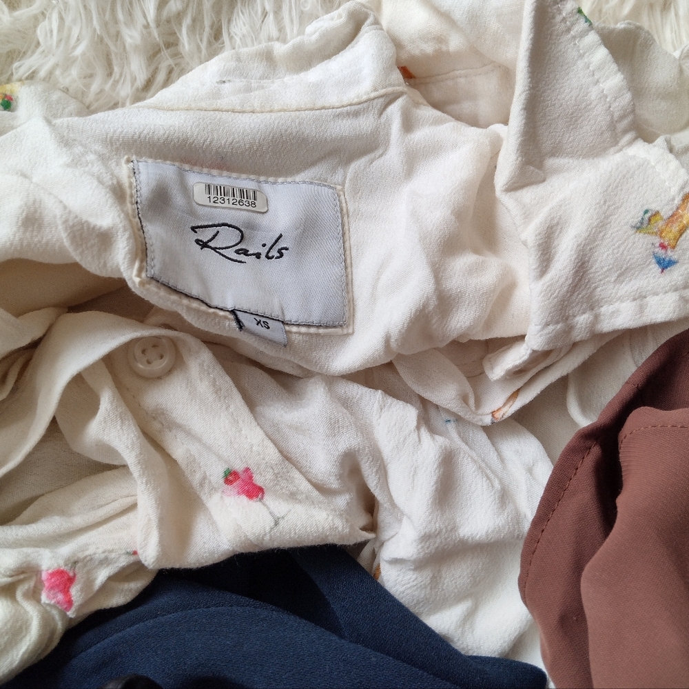 Rent The Runway Flawed Items Mystery Box - 10 Pieces - Picture 5 of 6